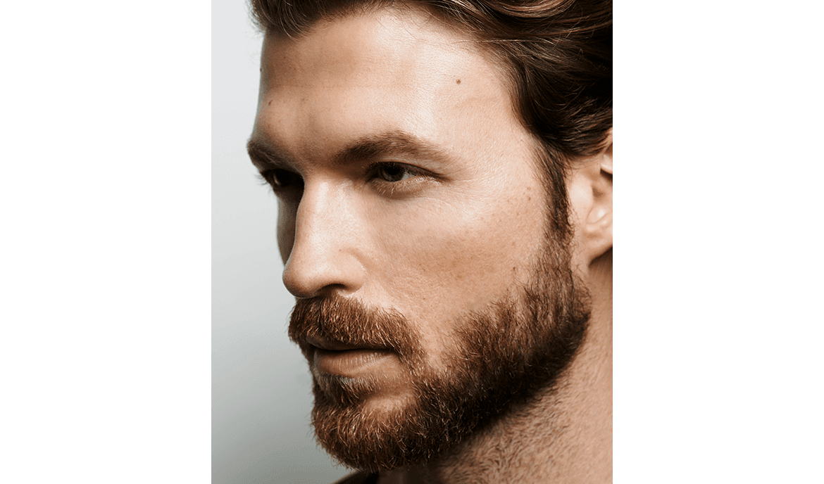 Bärtiger Mann mit braunem Haar